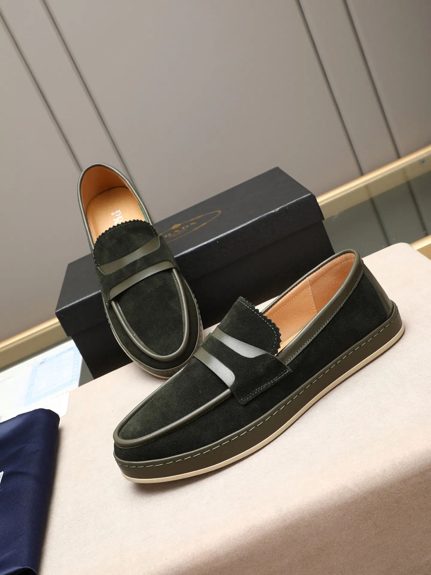 Men's men's shoes 💰P420 🆕🔥New update🔥👟PRADA (Prada) new products are released, imported soft cowhide, fashionable to allow air to penetrate the entire shoe, and the awesome shoes [strong] bring an extremely comfortable and breathable feeling! Beautiful inside and out! Exquisite workmanship, top-grade cowhide material, 😌Number: 38~44 (45 customized) 4 colors of black, blue, gray to choose from.